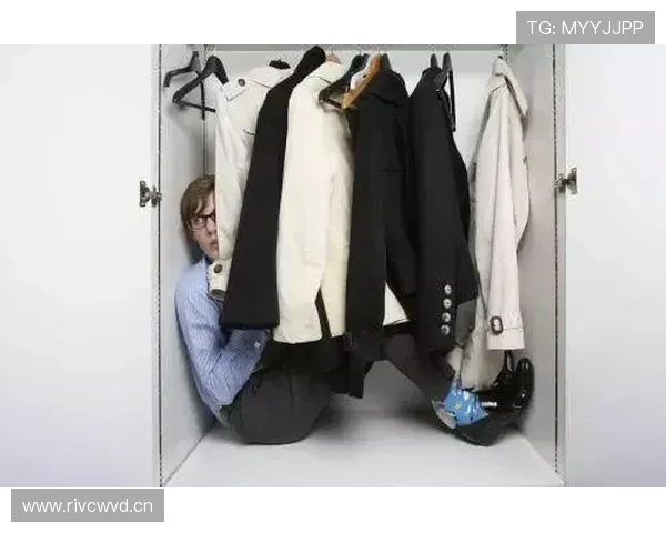 看到肖若腾的衣柜我真怀疑他过两套人生